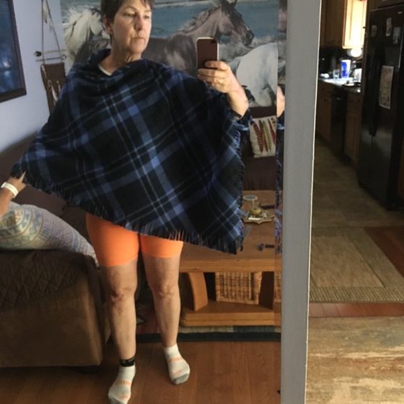 Women’s Fleece Fringed Poncho - Picture 2 of 2